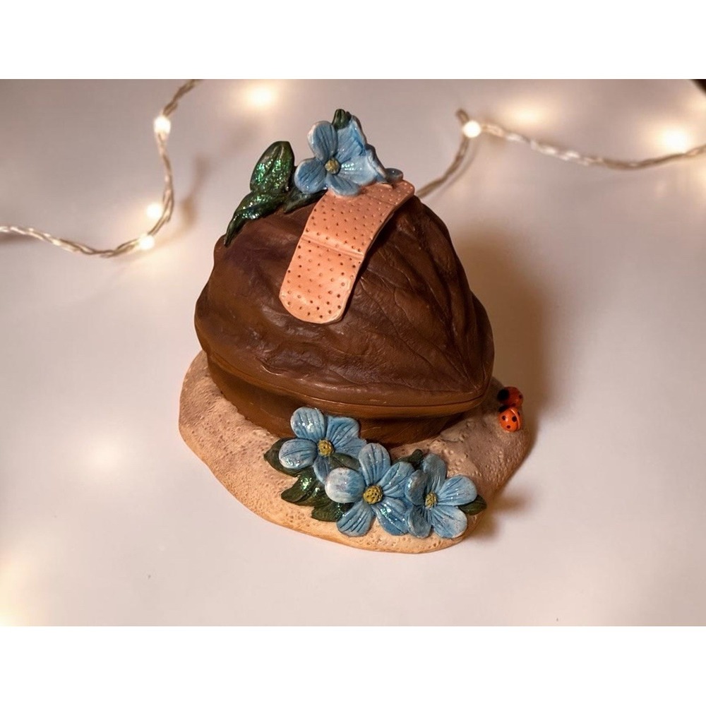 Maruri In a Nutshell Johnny Sees the Nurse Hinged Resin Nut Trinket Box *No Box